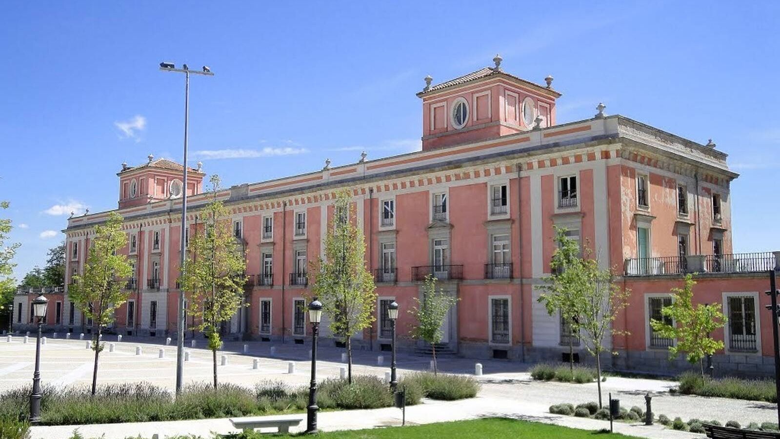 El Ayuntamiento amplía el horario para poder circular por delante del palacio