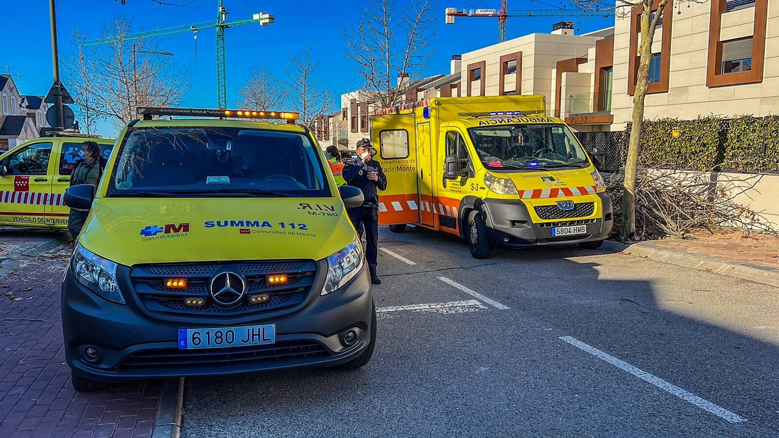 Grave un hombre de 61 años al aplastarle contra un árbol la grúa en la que trabajaba en la calle Cabo de Gata de Boadilla 