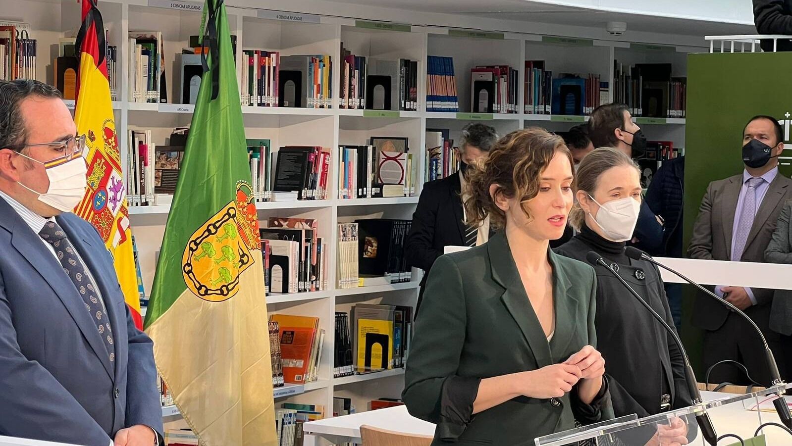 Díaz Ayuso inaugura la nueva biblioteca Princesa Doña Leonor de Boadilla entre una gran expectación popular y mediática
