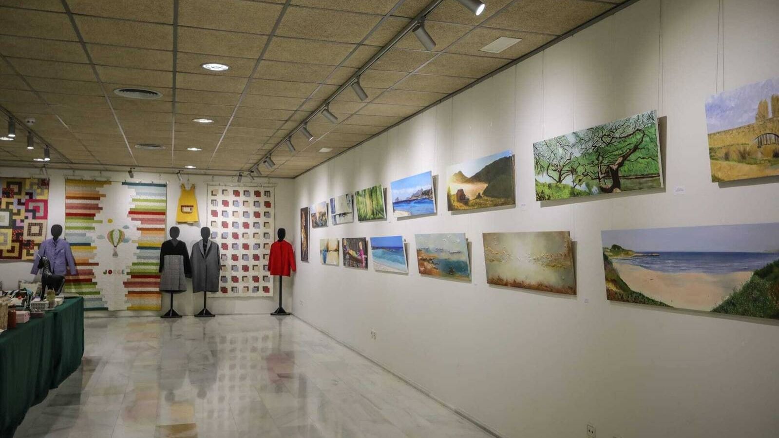 Exposición de los trabajos de los alumnos de los talleres municipales en el Centro de Formación de Boadilla