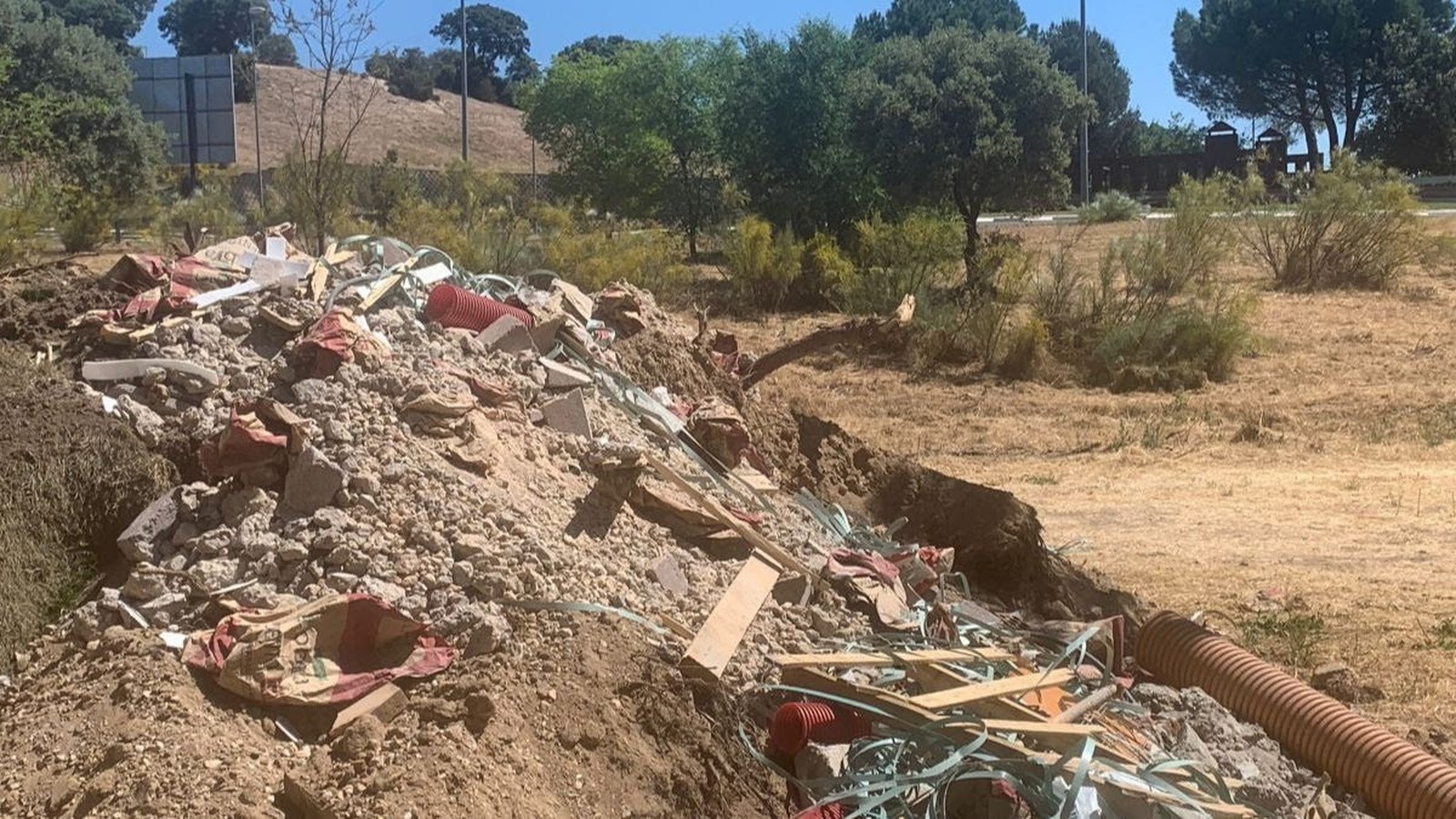 El PSOE denuncia vertidos de residuos de obra en Boadilla