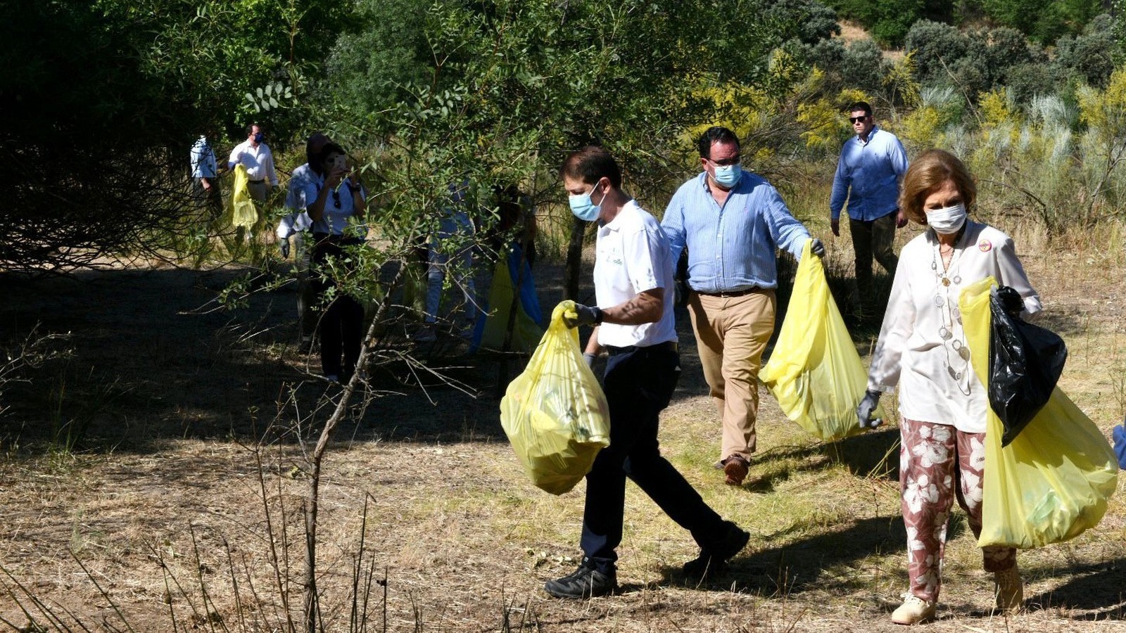 La reina Doña Sofía recoge basura en el Monte de Boadilla  junto al alcalde y voluntarios