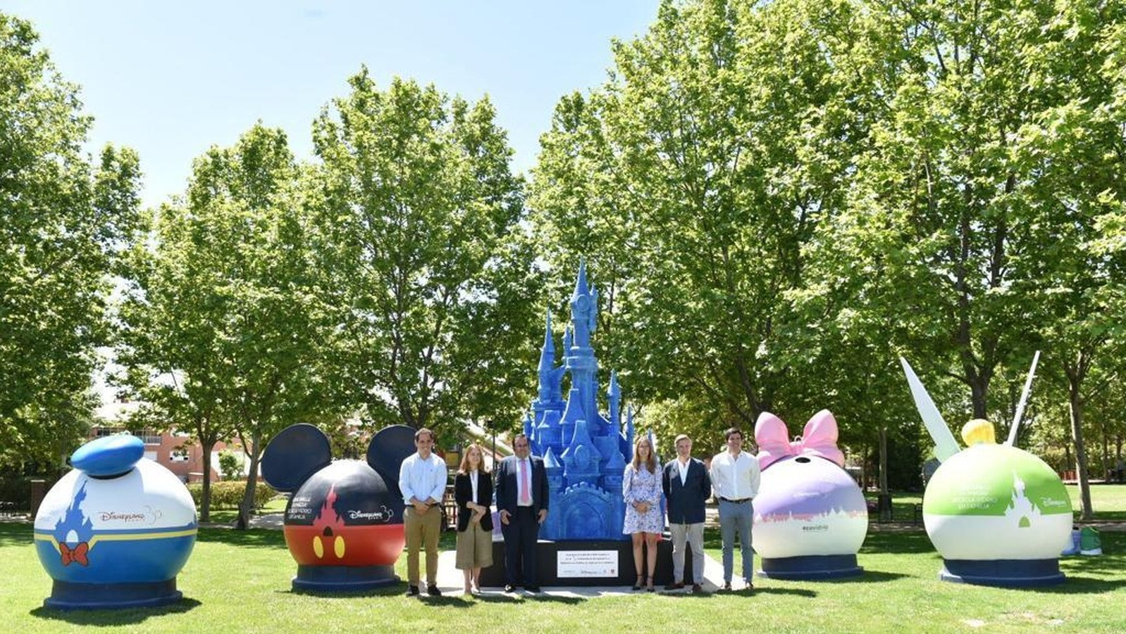 Boadilla presenta el castillo de la Bella Durmiente fabricado con 300 kilos de vidrio reciclado Boadilla presenta el castillo de la Bella Durmiente fabricado con 300 kilos de vidrio reciclado