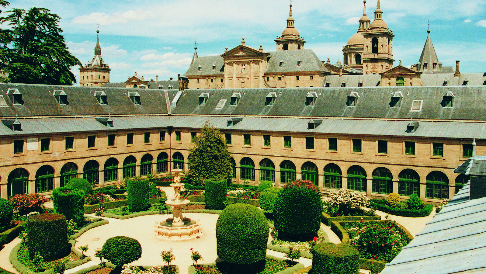 Descuentos en el Real Centro Universitario Escoria-Maria Cristina a los alumnos de Boadilla del Monte