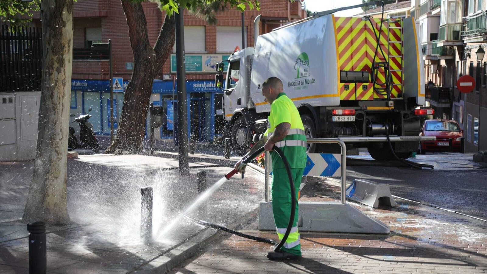 En marcha las limpiezas especiales de verano en la localidad En marcha las limpiezas especiales de verano en la localidad