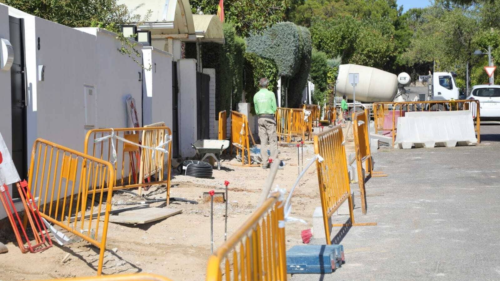 Comienzan las obras para la construcción de un aparcamiento y de acerado en la calle Isla de Coelleira en Valdepastores 