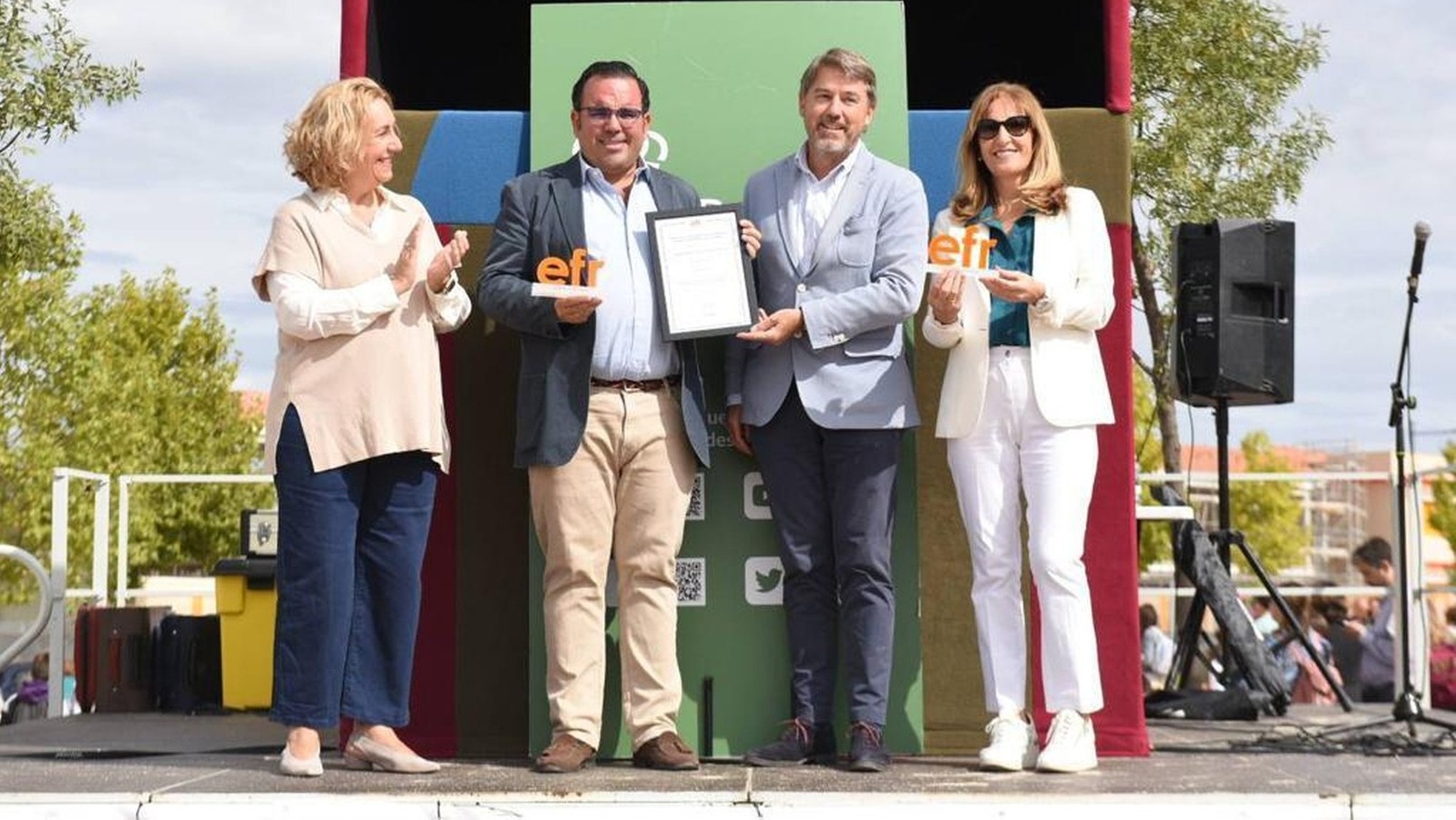 El Ayuntamiento de Boadilla recibe el distintivo EFR por su apoyo a la familia