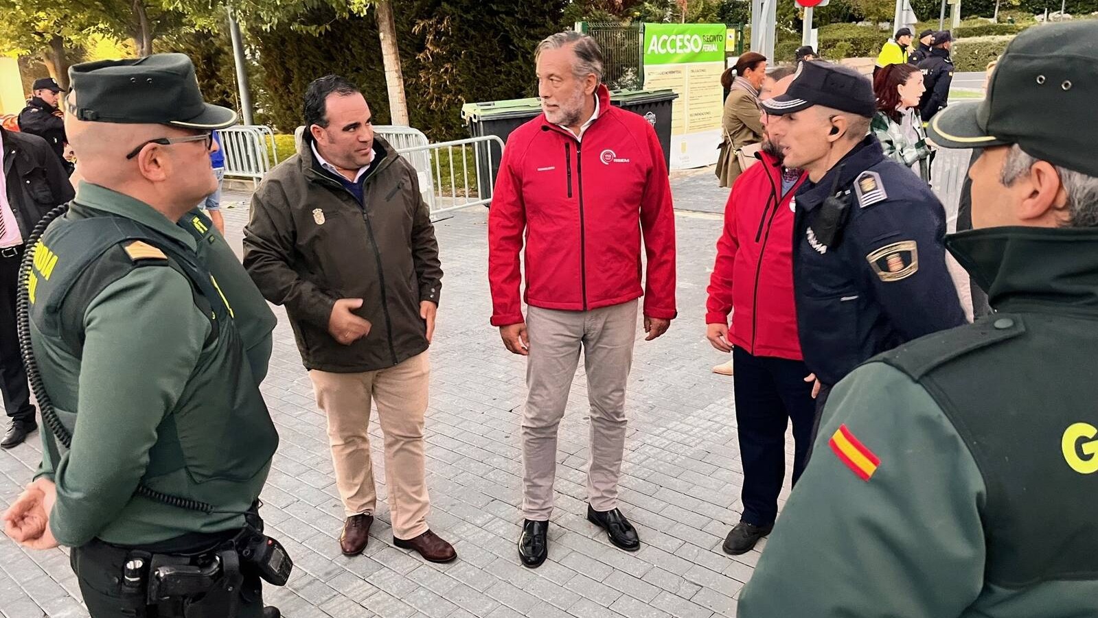 Enrique López apoya en Boadilla el trabajo de la Policía Local contra el tráfico de drogas en las fiestas