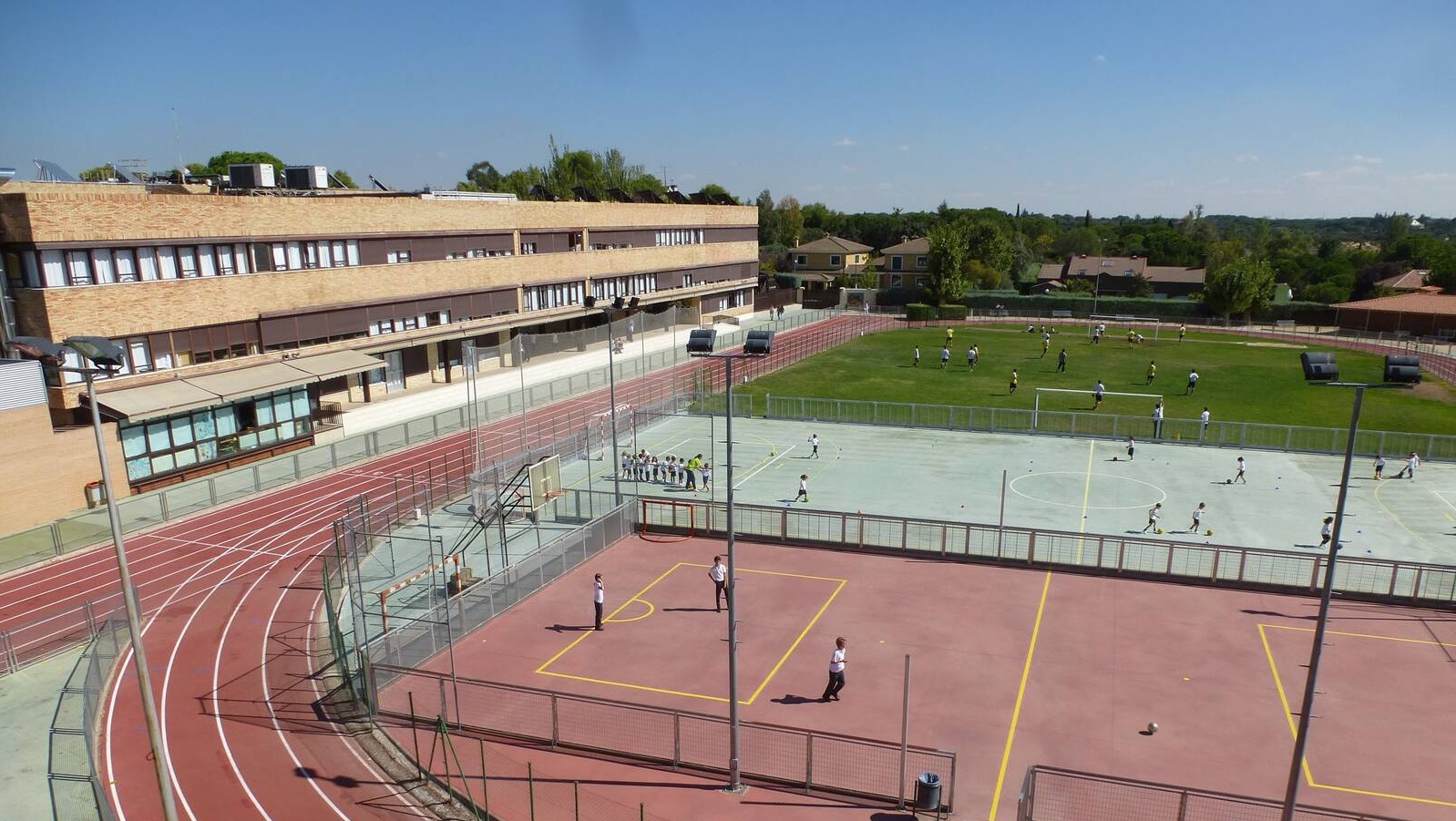 El Colegio Virgen de Europa asegura que actúo "de forma inmediata" apartando al profesor El Colegio Virgen de Europa asegura que actúo "de forma inmediata" apartando al profesor