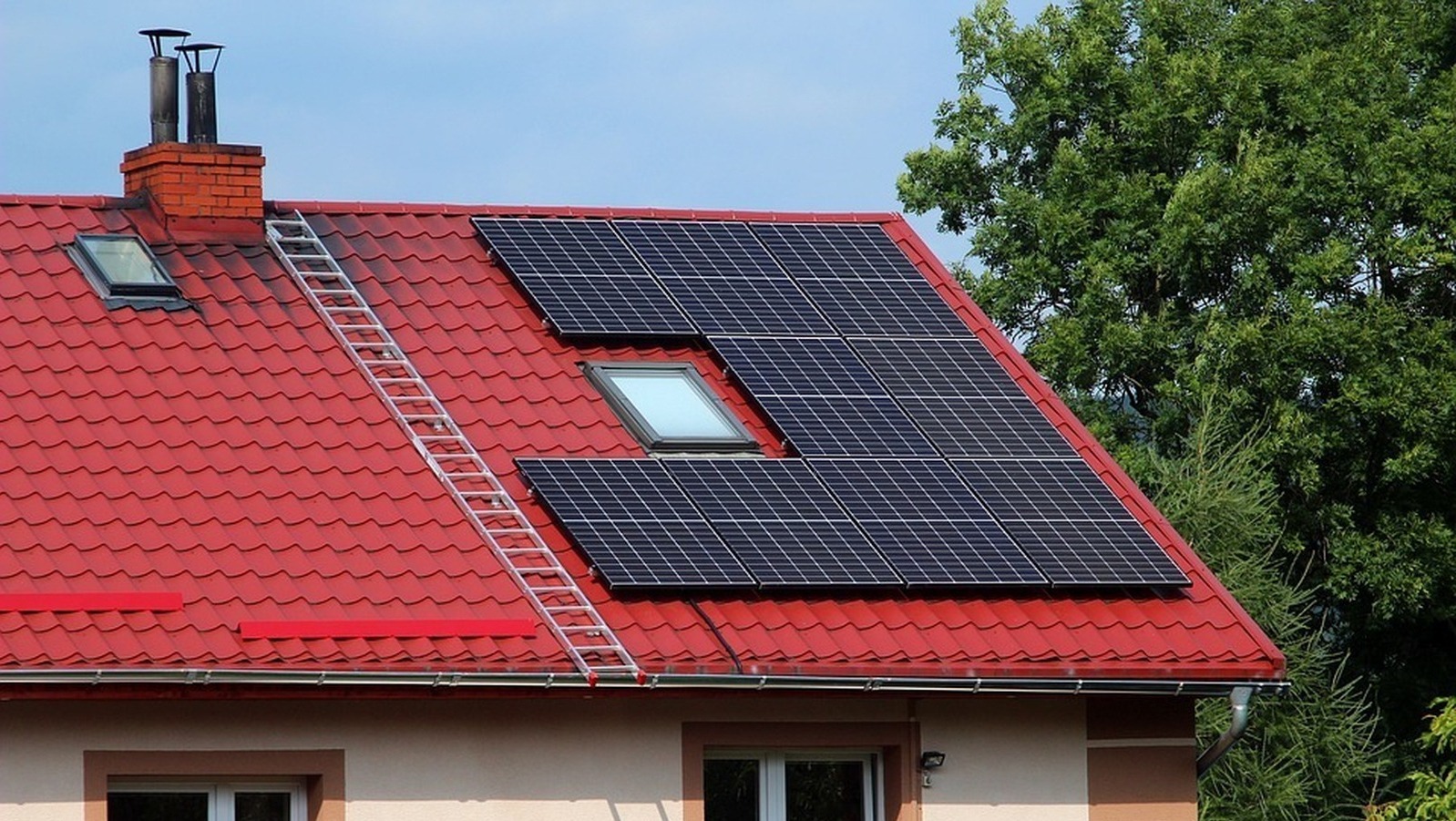 Bonificación del IBI a los vecinos que instalen placas fotovoltaicas y más espacio para su colocación