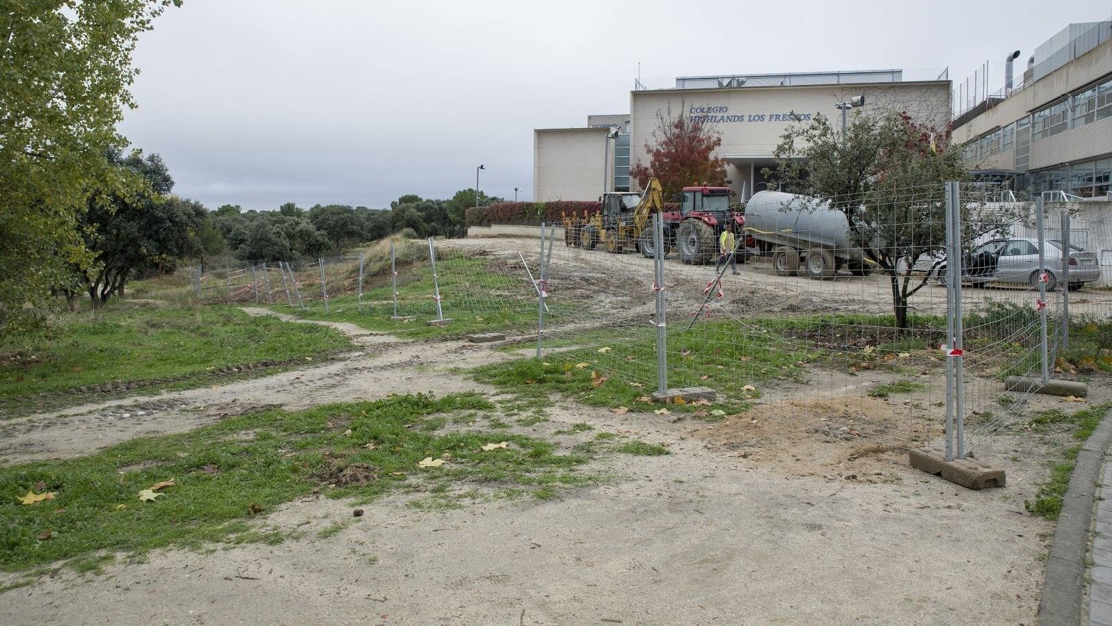 El entorno del colegio Highland-Los Fresnos contará con 50 nuevas plazas de aparcamiento