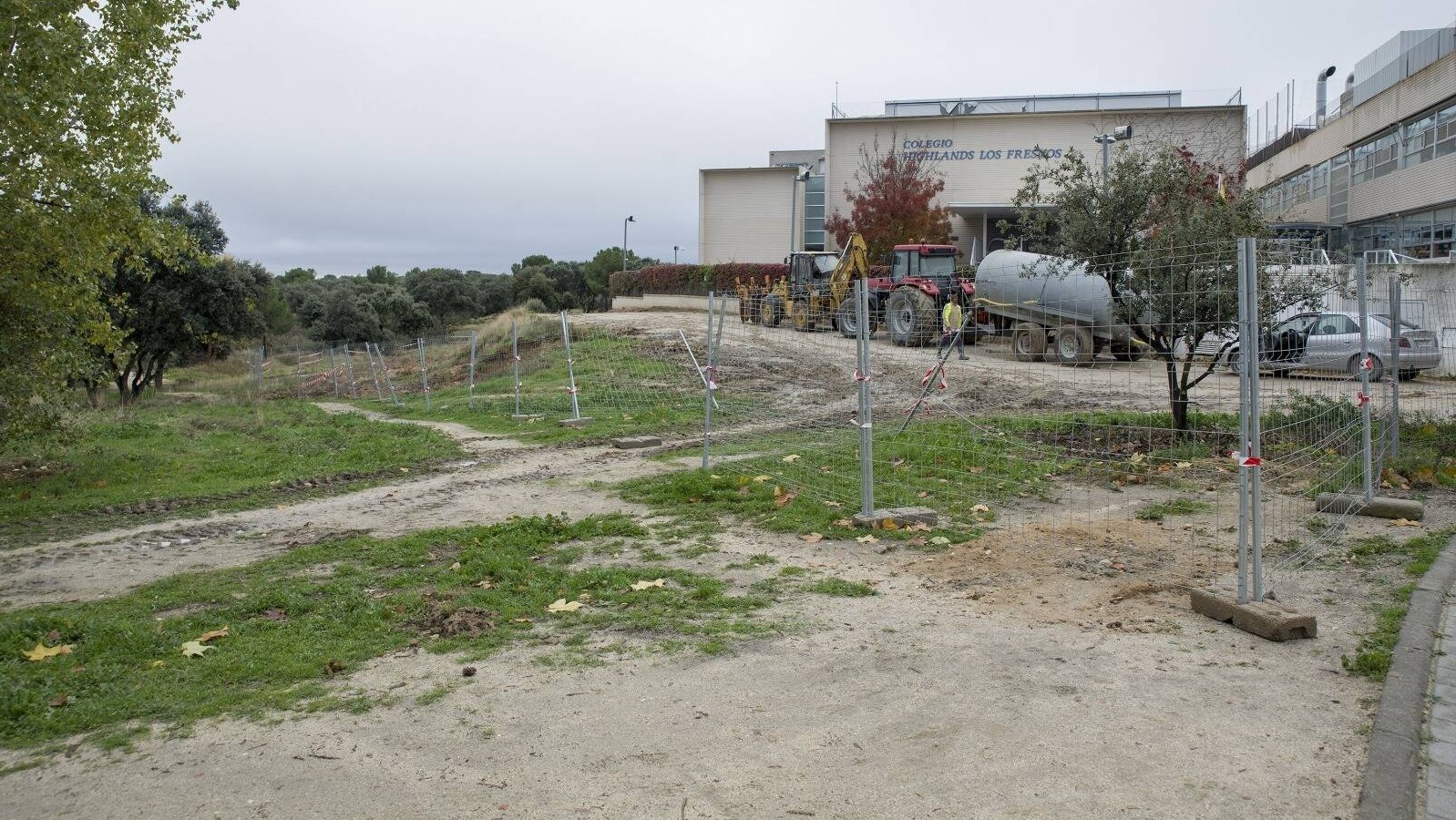 El entorno del colegio Highland-Los Fresnos contará con 50 nuevas plazas de aparcamiento El entorno del colegio Highland-Los Fresnos contará con 50 nuevas plazas de aparcamiento