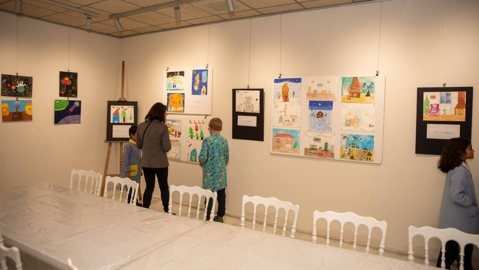 Exposición navideña con las obras de los alumnos de los talleres infantiles de Boadilla