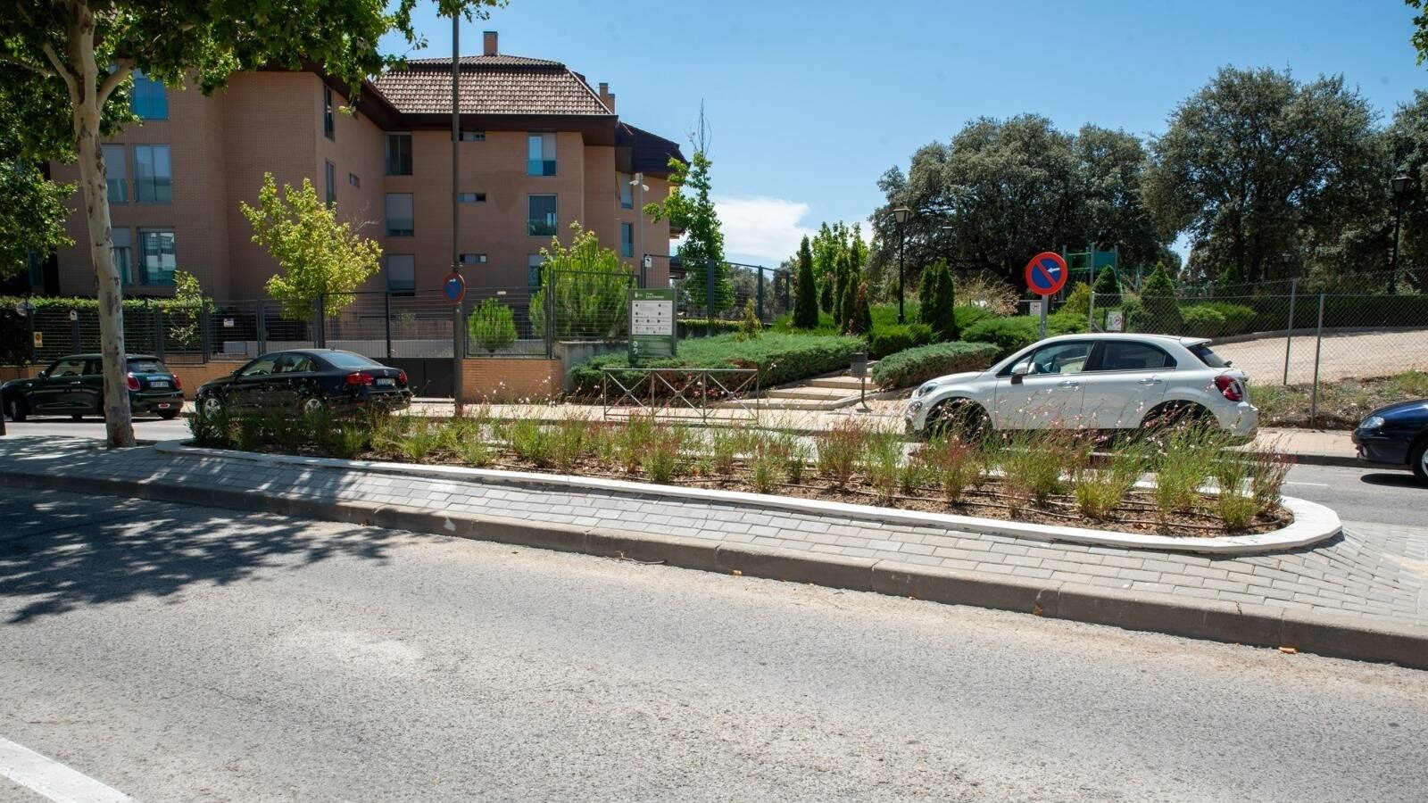 Finalizan las obras de construcción de seis jardineras en la mediana de la calle Junta de Castilla y León