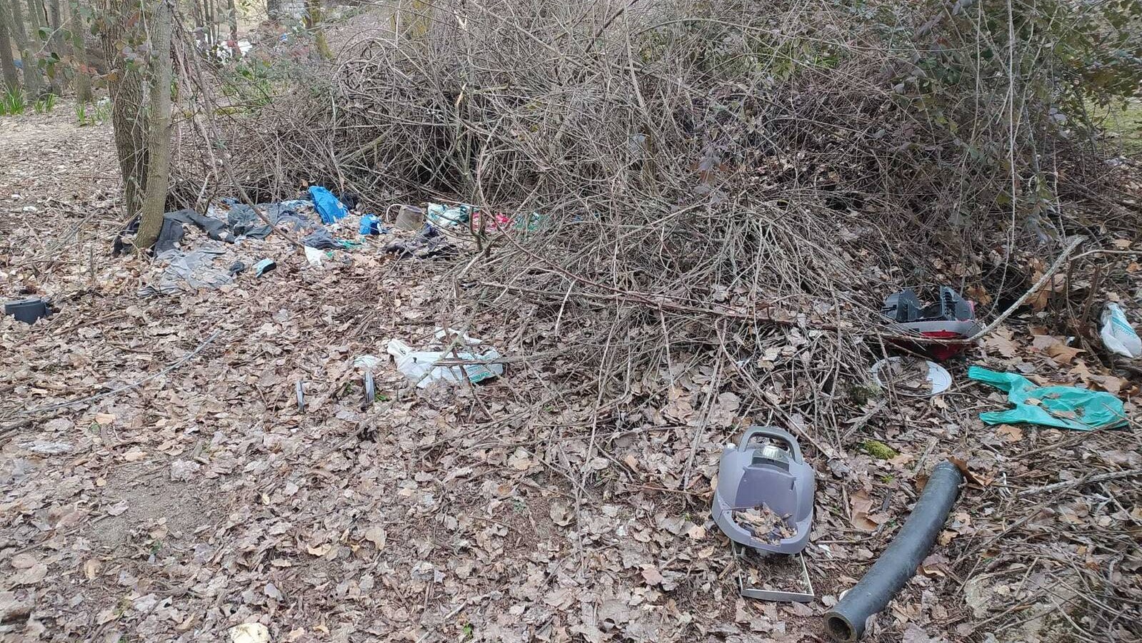 El PSOE de Boadilla alerta de 'basuraleza' en el arroyo Nacedero El PSOE de Boadilla alerta de 'basuraleza' en el arroyo Nacedero