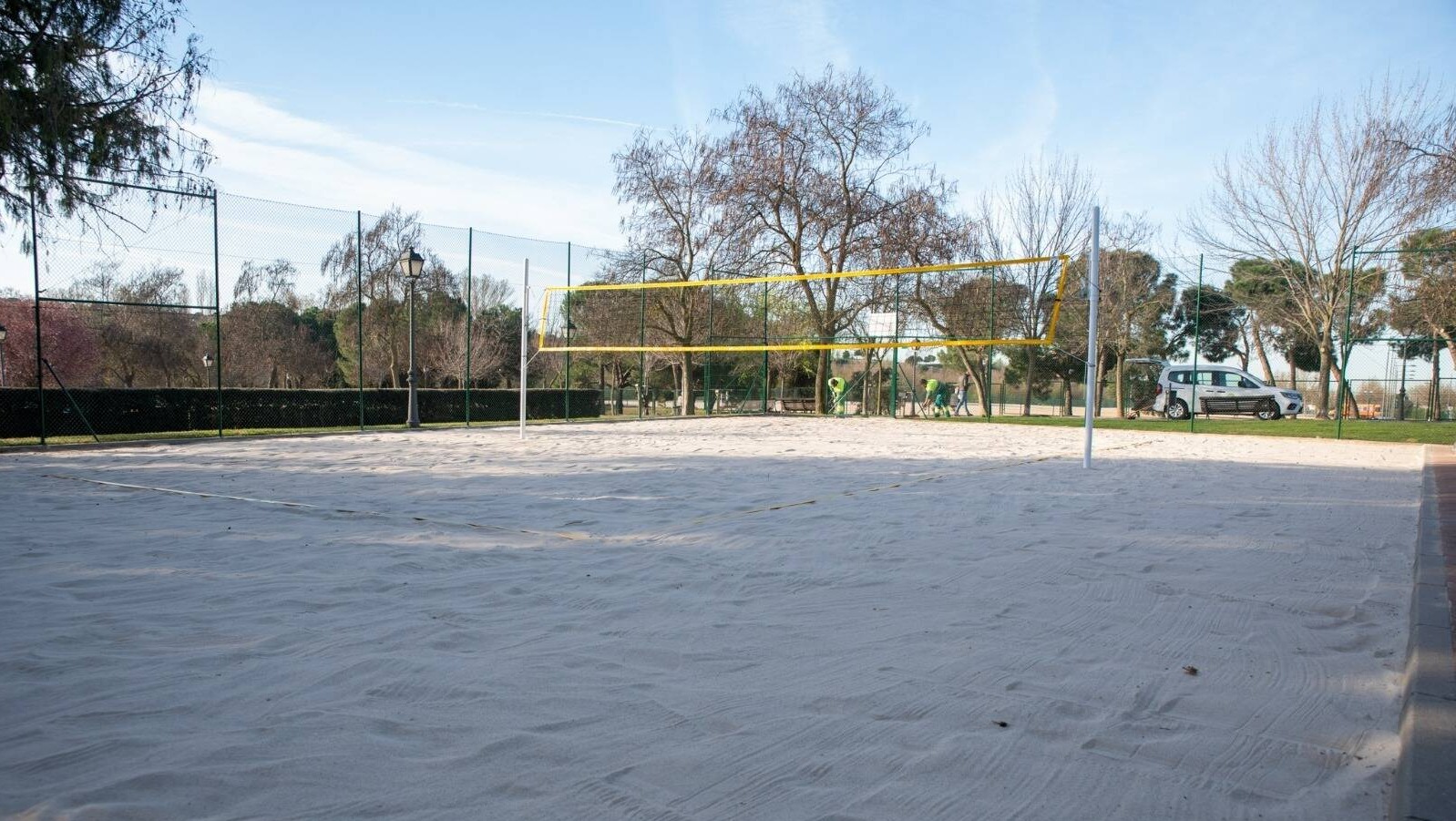 El parque Juan Pablo II estrena la primera pista de vóley playa de Boadilla