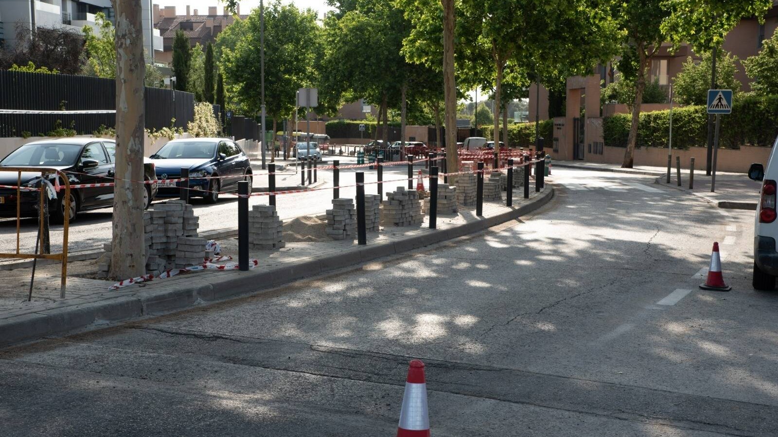 El Ayuntamiento trabaja en las medianas urbanas de la localidad para mejorar su estética y ahorrar agua