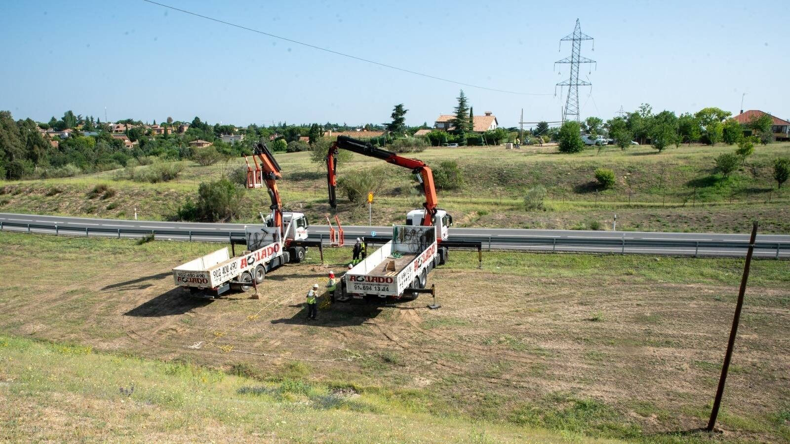 Avanzan los trabajos para desmantelar las torres de alta tensión en Valenoso Avanzan los trabajos para desmantelar las torres de alta tensión en Valenoso