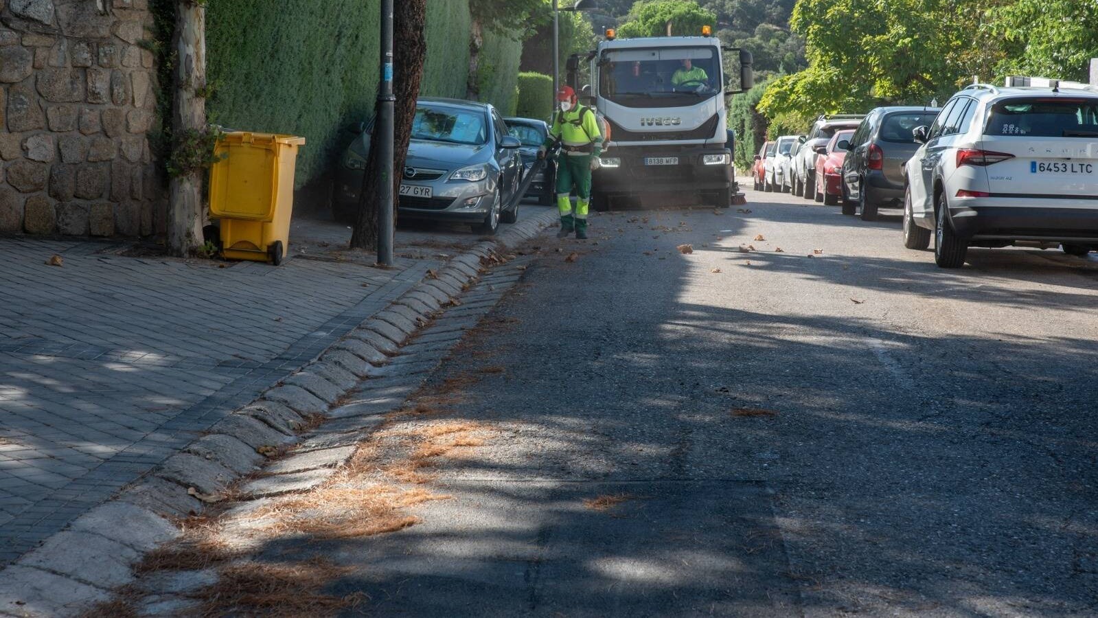 El Ayuntamiento de Boadilla refuerza el operativo de barrido en urbanizaciones históricas para controlar la acumulación de acículas de pino El Ayuntamiento de Boadilla refuerza el operativo de barrido en urbanizaciones históricas para controlar la acumulación de acículas de pino