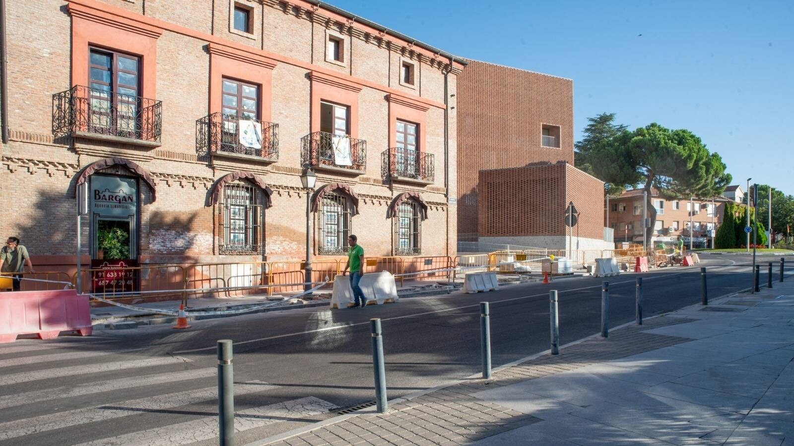 Obras para ampliar la acera y mejorar la accesibilidad en la Avenida Adolfo Suárez de Boadilla 