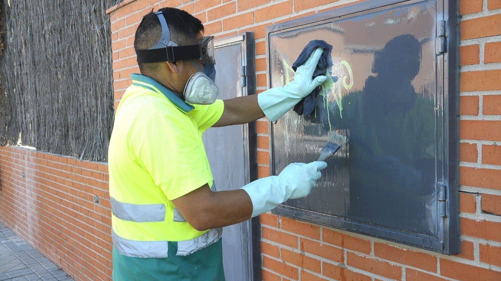 Intensa actividad del servicio de limpieza de Boadilla del Monte para eliminar los grafitis