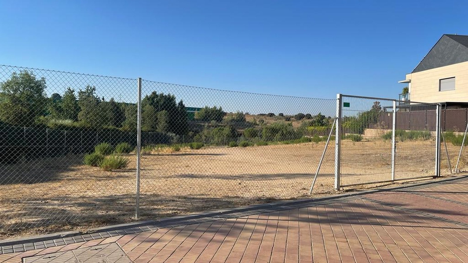 El Ayuntamiento de Boadilla valla más de 9.700 metros de parcelas municipales El Ayuntamiento de Boadilla valla más de 9.700 metros de parcelas municipales