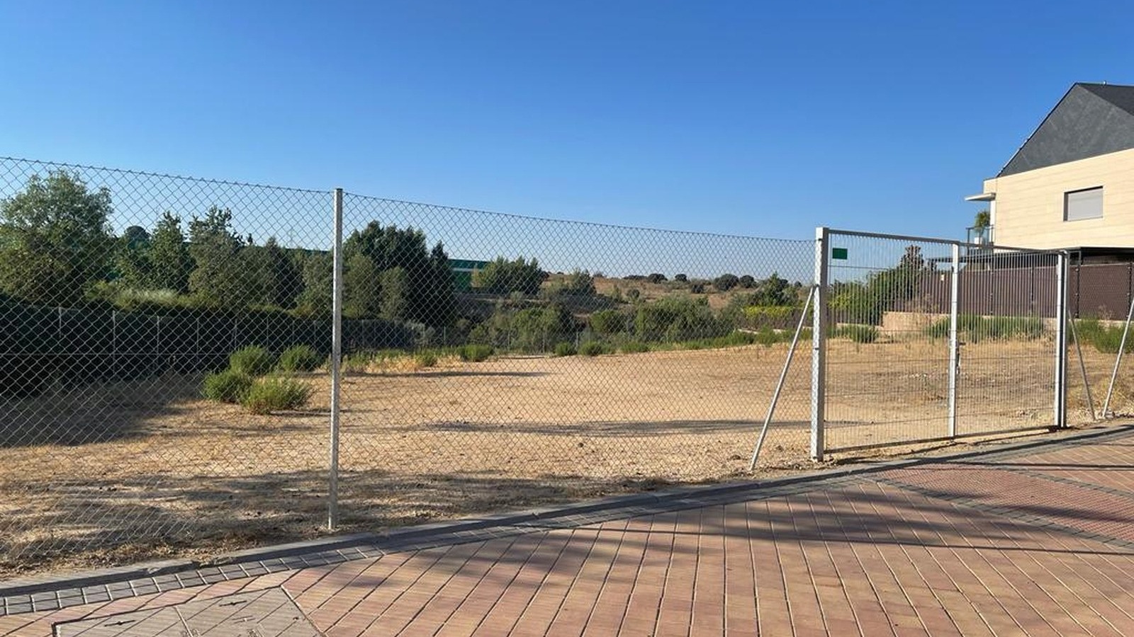 El Ayuntamiento de Boadilla valla más de 9.700 metros de parcelas municipales