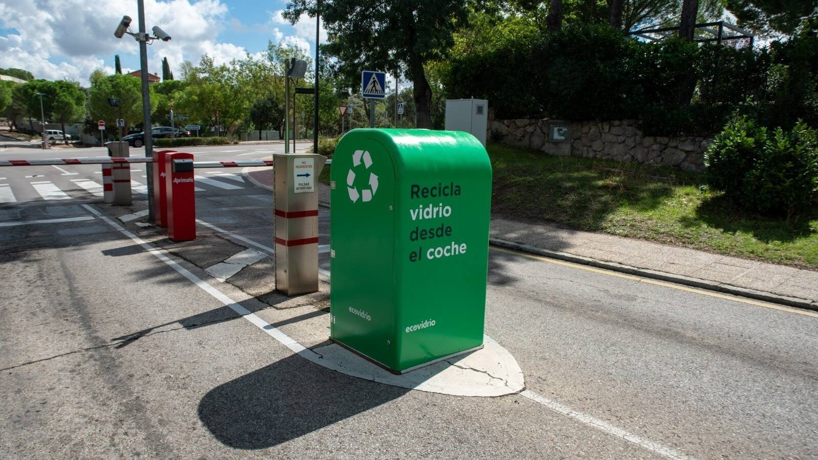 Proyecto pionero de recogida de vidrio desde el coche en Boadilla del Monte