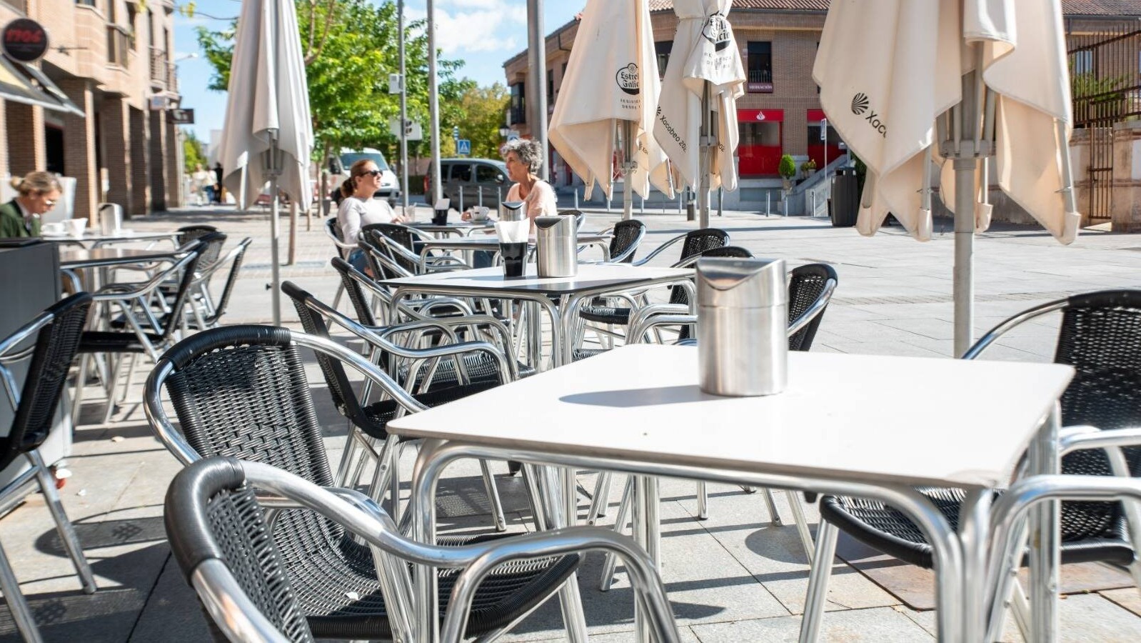 Boadilla distribuye papeleras en bares y restaurantes para reducir residuos de cara a las fiestas Boadilla distribuye papeleras en bares y restaurantes para reducir residuos de cara a las fiestas