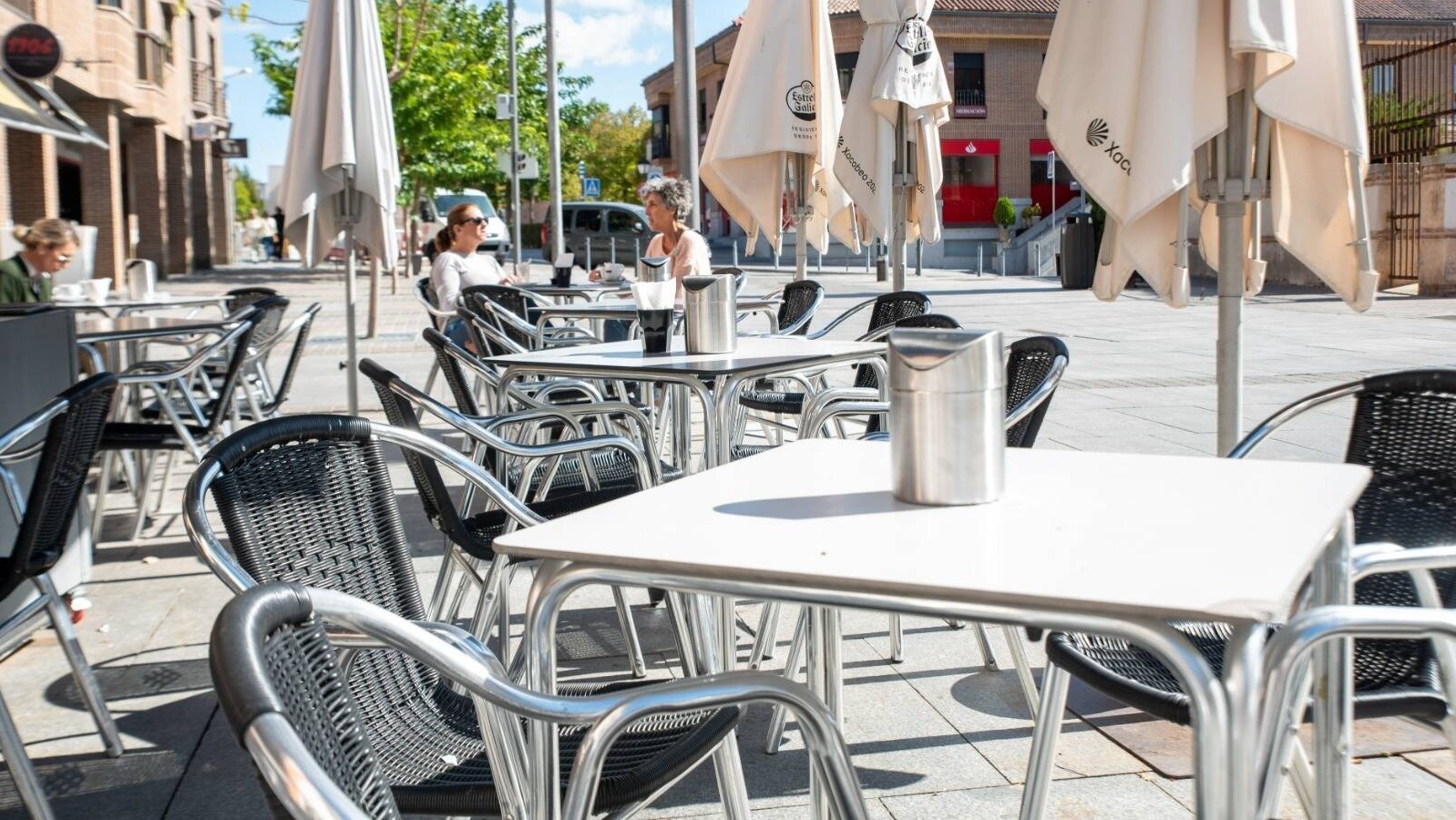 Boadilla distribuye papeleras en bares y restaurantes para reducir residuos de cara a las fiestas