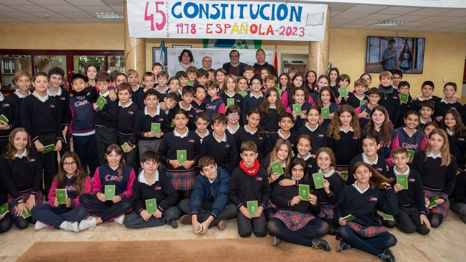 Boadilla reparte a los escolares ejemplares de la Constitución en su 45º aniversario