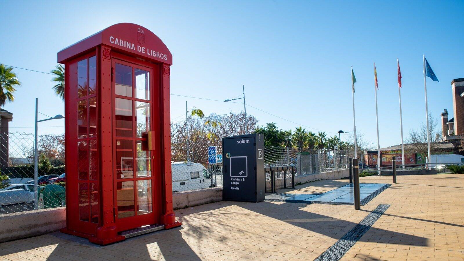 Boadilla del Monte impulsa la lectura y el reciclaje con una cabina de intercambio de libros