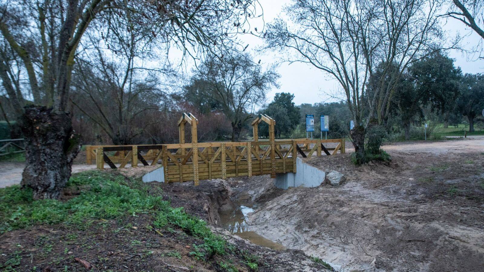 Finaliza la restauración de la pasarela en el arroyo de la Fresneda en Boadilla