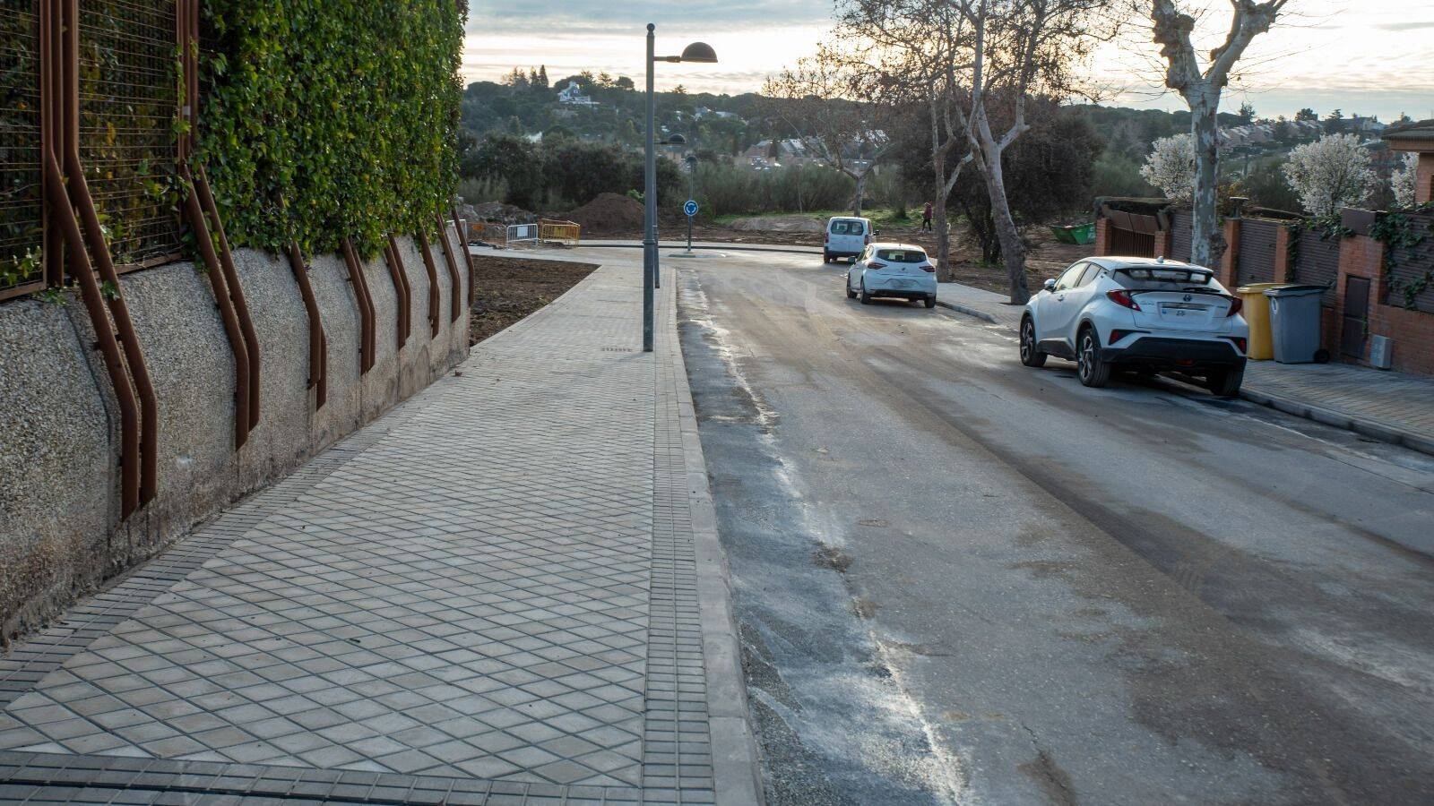 En marcha las obras de acerado en las urbanizaciones históricas de Boadilla En marcha las obras de acerado en las urbanizaciones históricas de Boadilla