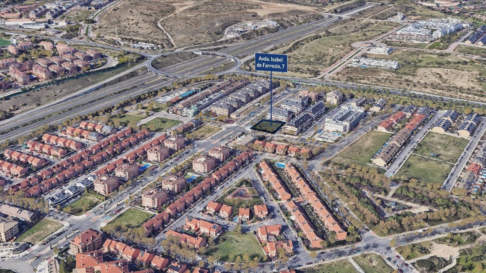 Sale a subasta pública una parcela de casi 2000 m2 para la construcción de 16 viviendas en Isabel de Farnesio