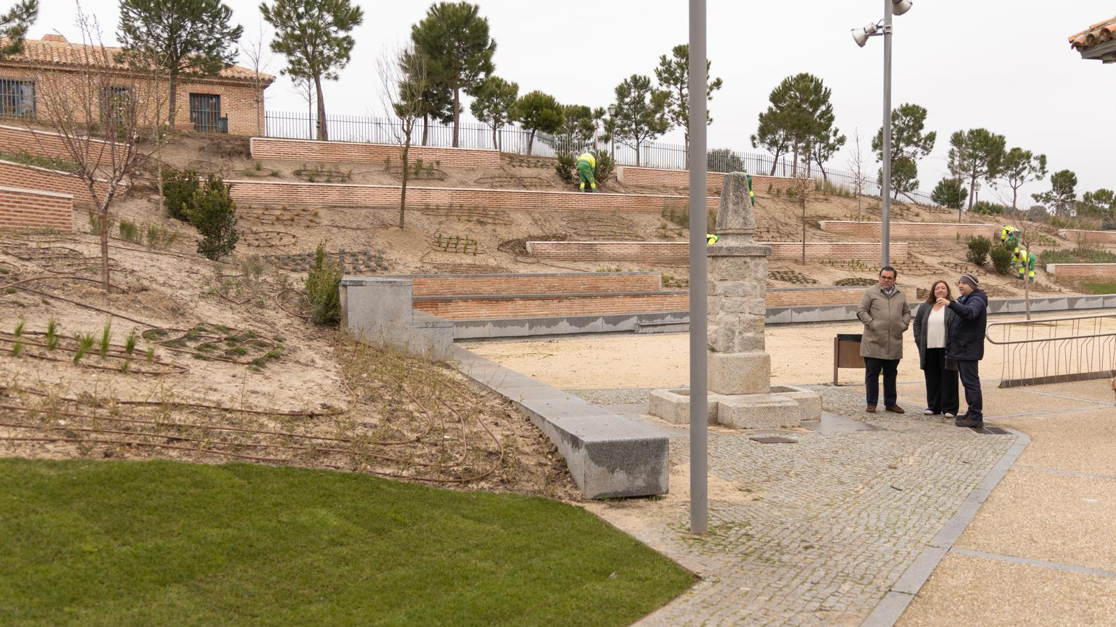 Finaliza el ajardinamiento del talud ubicado junto al Aula Medioambiental Finaliza el ajardinamiento del talud ubicado junto al Aula Medioambiental