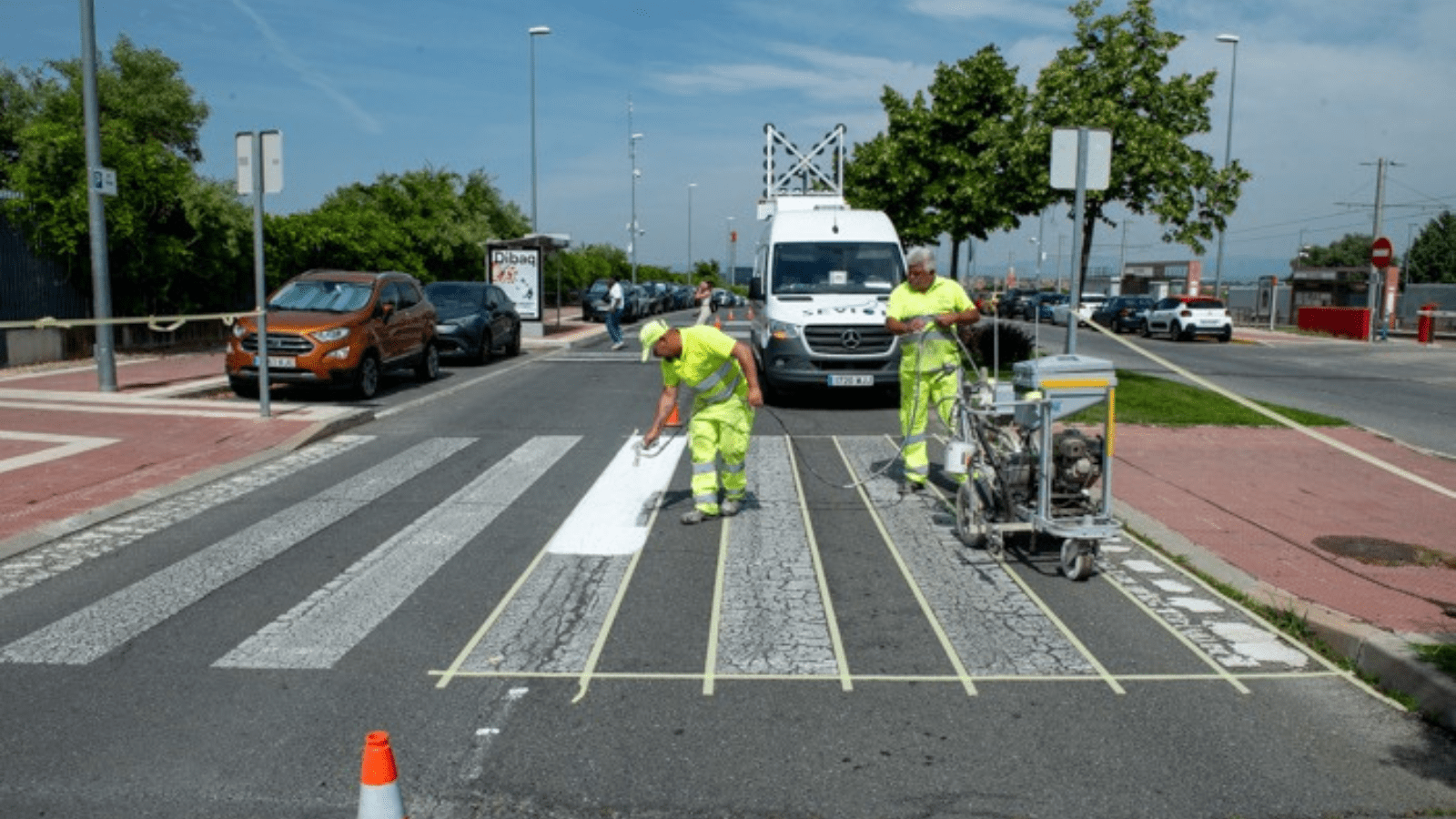 Finalizan los trabajos de repintado en la señalización vial de Boadilla del Monte