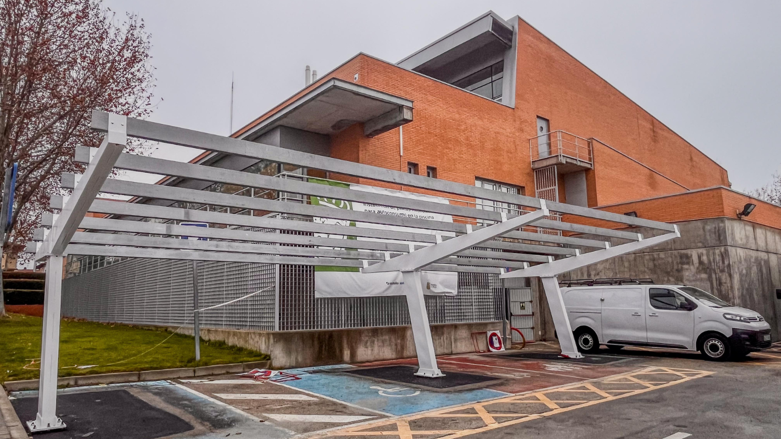 El Ayuntamiento de Boadilla instala marquesinas solares en la piscina cubierta El Ayuntamiento de Boadilla instala marquesinas solares en la piscina cubierta