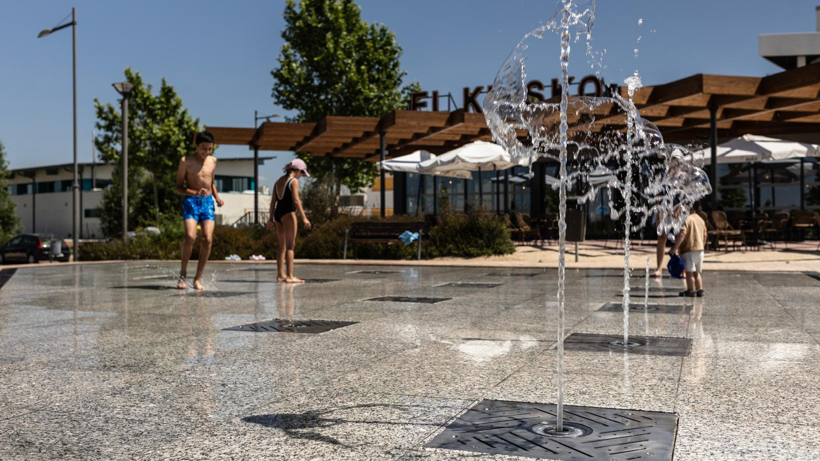 La fuente de chorros del parque Miguel Ángel Blanco ya funciona para refrescar el verano La fuente de chorros del parque Miguel Ángel Blanco ya funciona para refrescar el verano