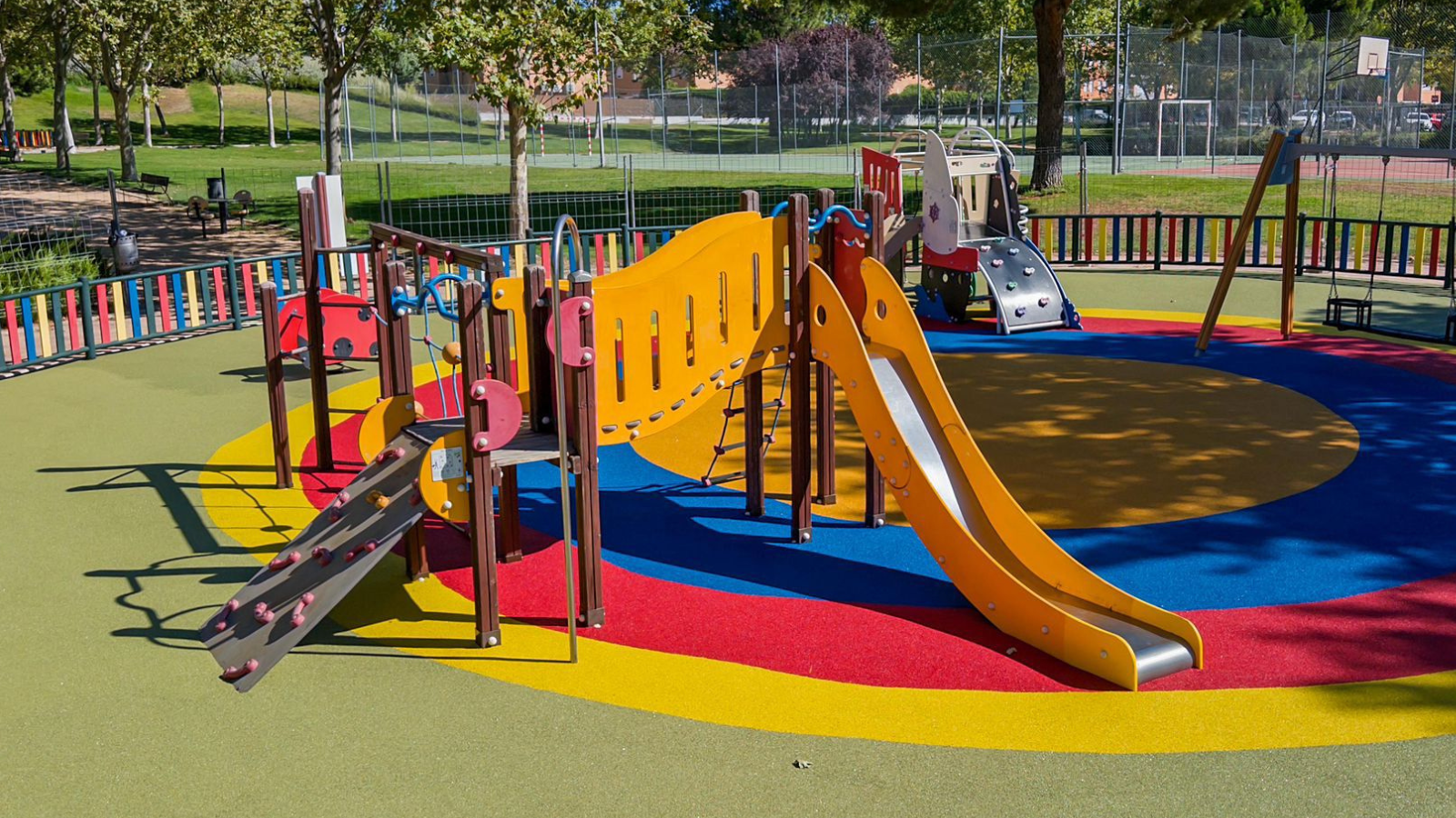 Boadilla del Monte renueva el caucho en varios parques infantiles