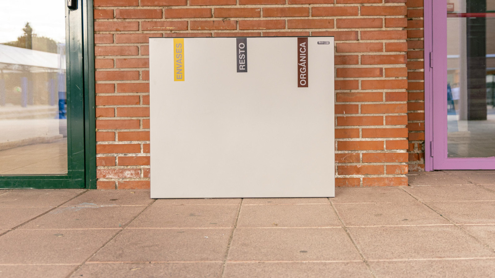 El Ayuntamiento entrega papeleras de reciclaje en los centros educativos El Ayuntamiento entrega papeleras de reciclaje en los centros educativos
