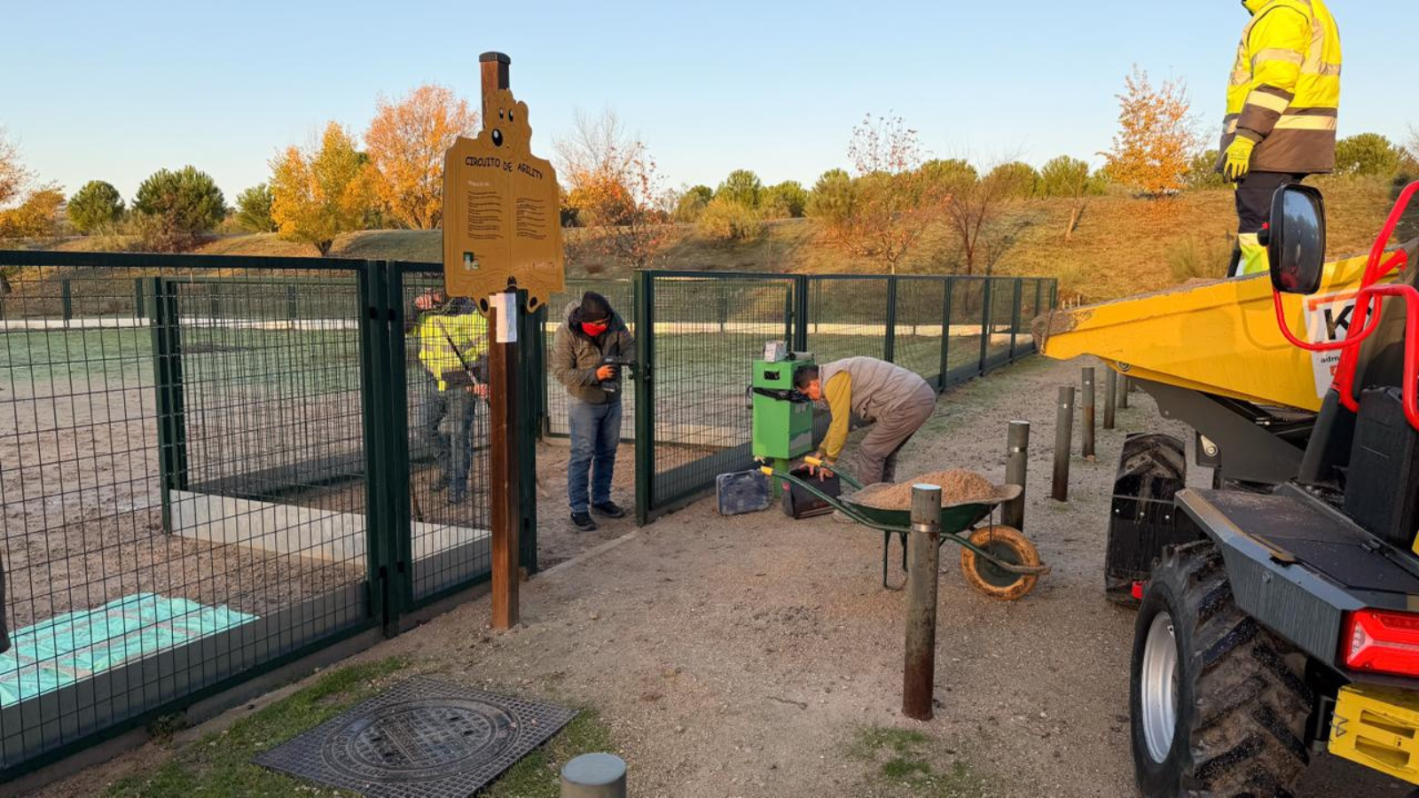 El Ayuntamiento renueva el vallado del área canina de Isla de Tarifa