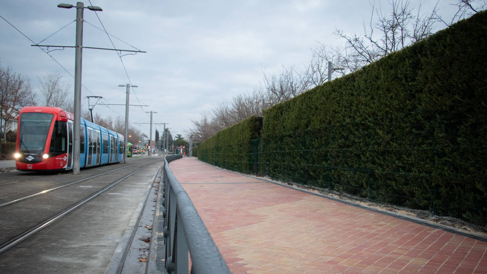 Boadilla concluye el nuevo acerado de la carretera de Villaviciosa para mejorar la accesibilidad al Recinto Ferial