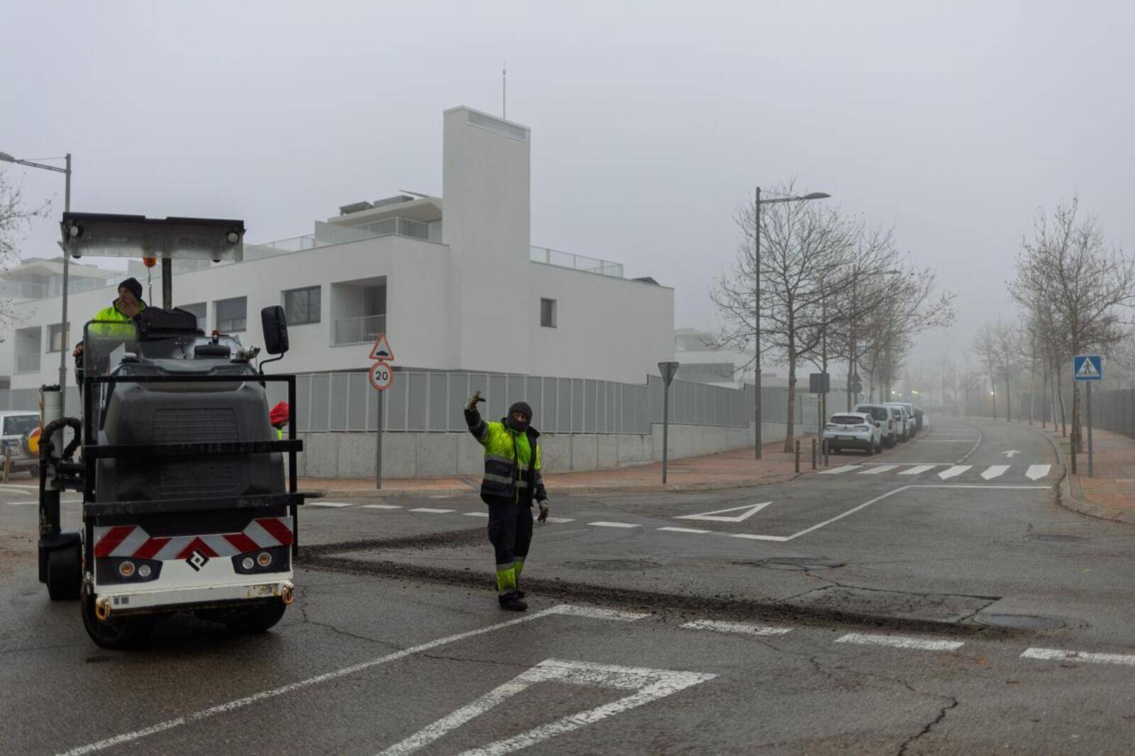 El Ayuntamiento de Boadilla realiza semanalmente trabajos de reparación de baches en el municipio