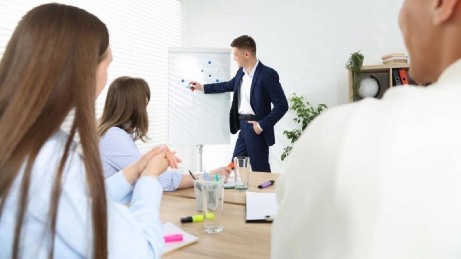 Seminarios y formación continua: mantén tu despacho a la vanguardia normativa Seminarios y formación continua: mantén tu despacho a la vanguardia normativa