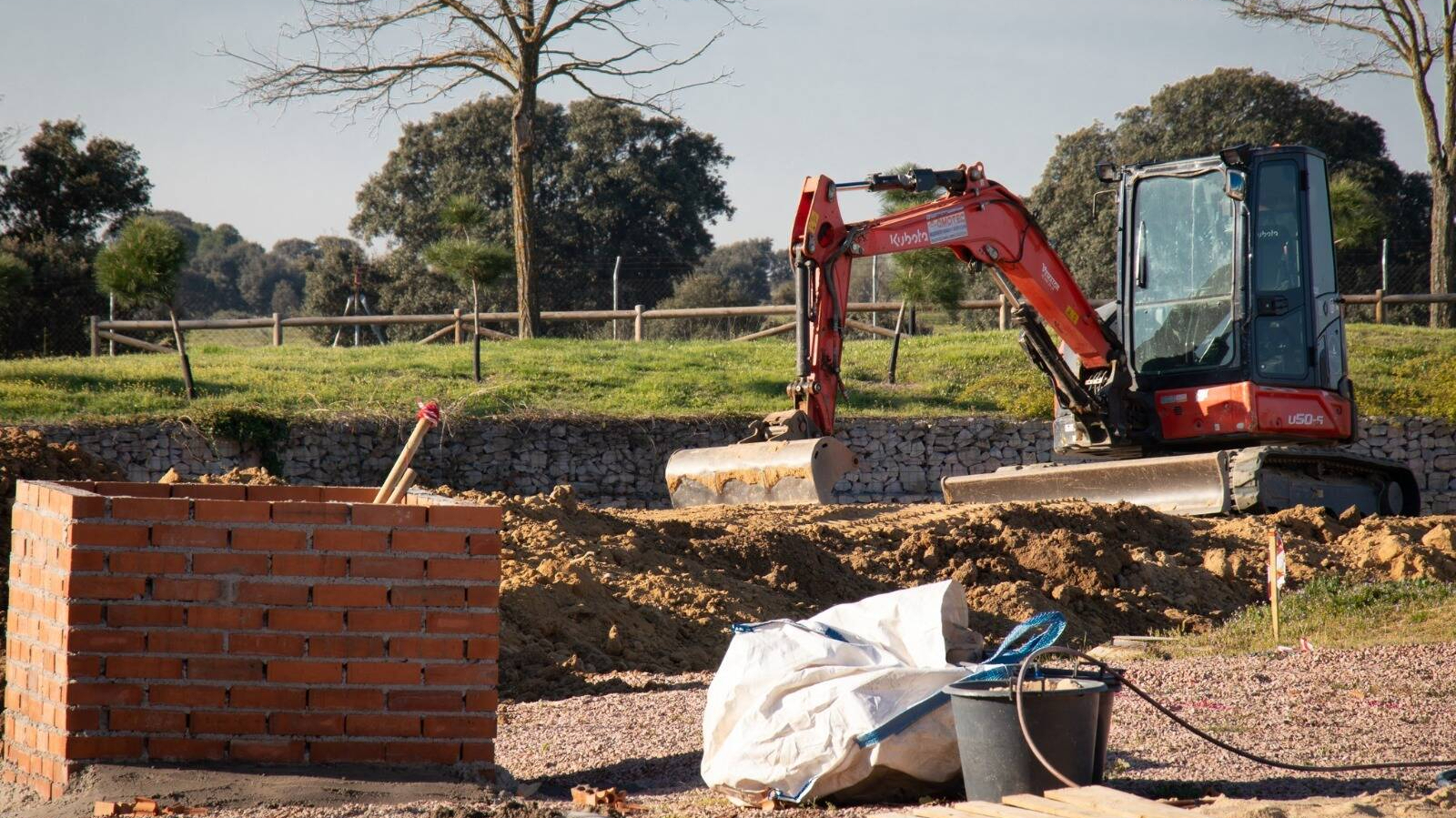Praderas vegetales y nuevas especies coníferas mejorarán la rotonda entre Condesa de Chinchón y Pedro de Valdivia