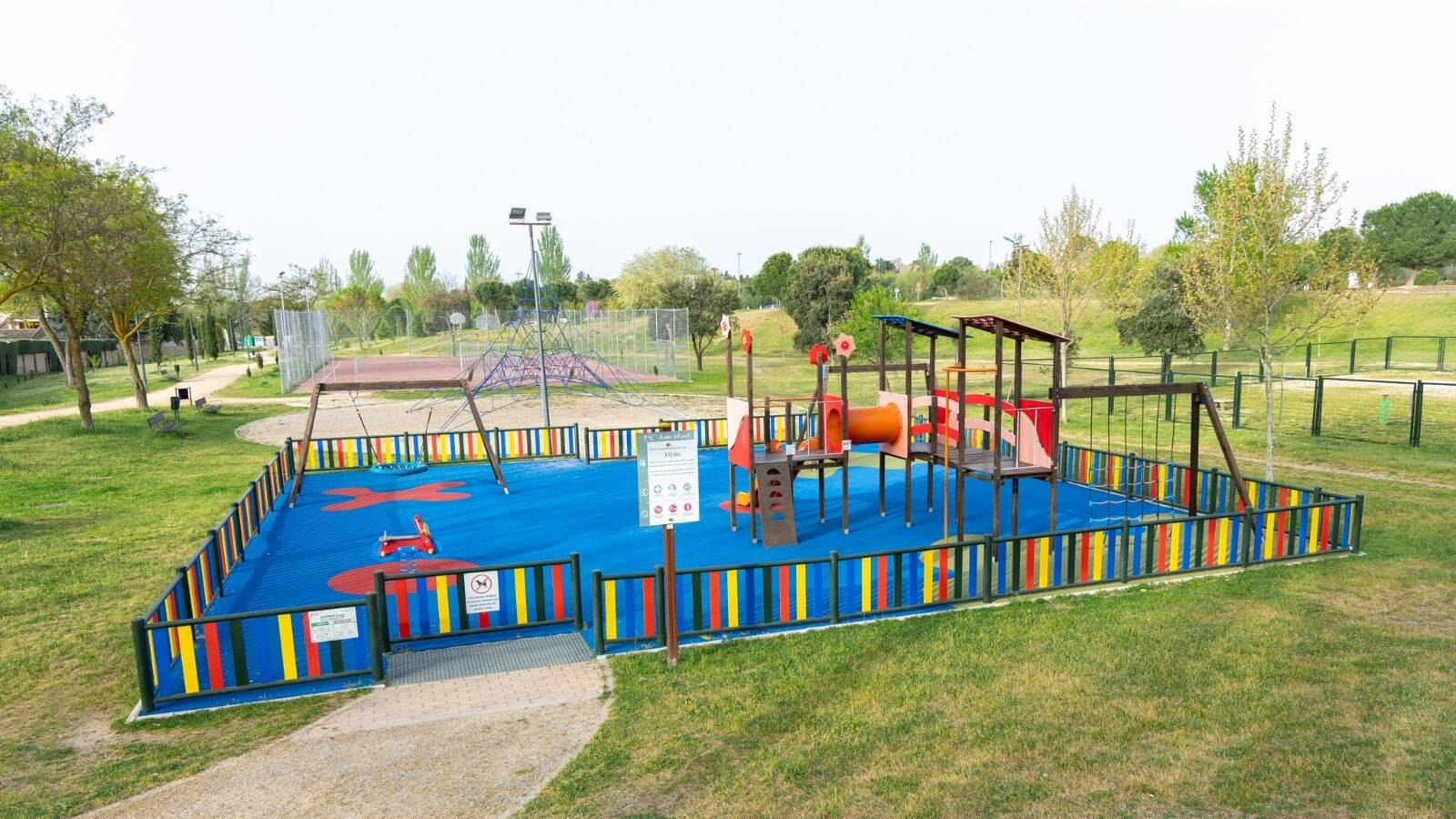 Boadilla renueva el suelo de áreas infantiles en varios parques para mejorar la seguridad