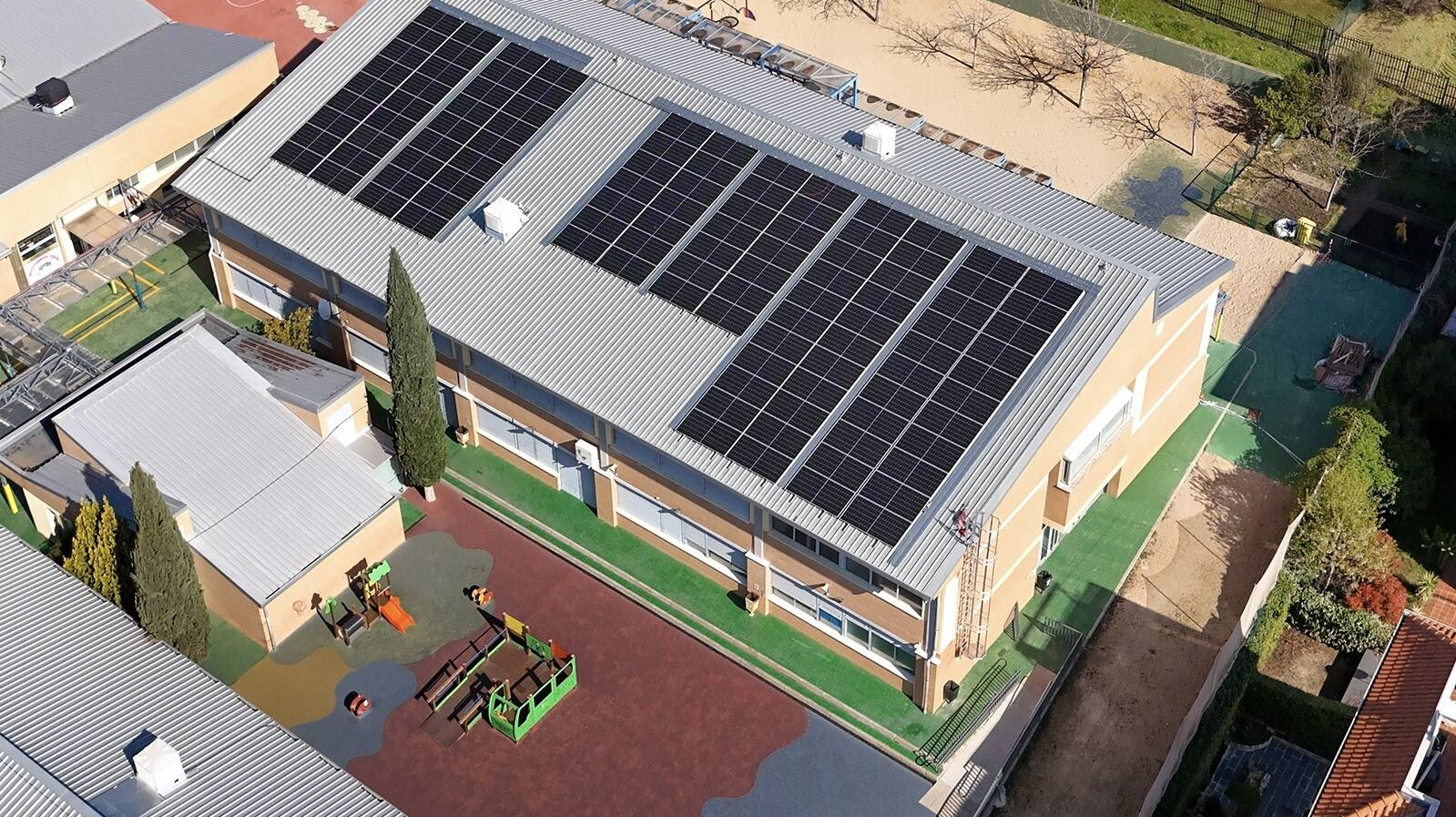 La energía solar llega a dos colegios de Boadilla con casi 270 paneles para reducir consumo y mejorar la eficiencia La energía solar llega a dos colegios de Boadilla con casi 270 paneles para reducir consumo y mejorar la eficiencia