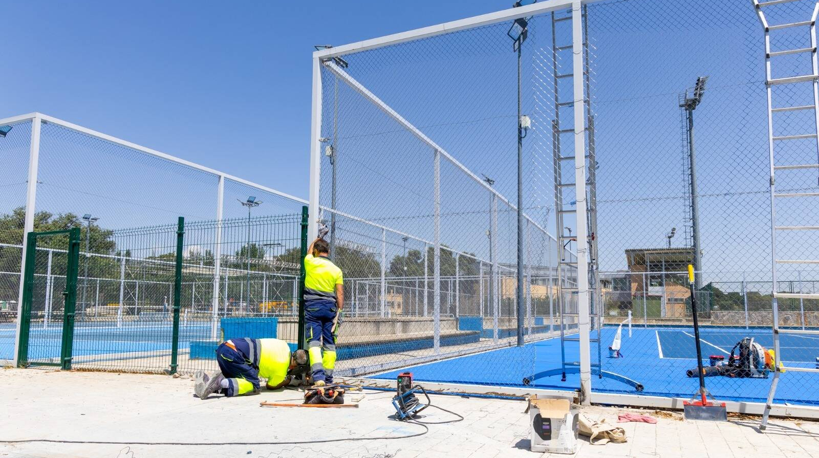 Boadilla repara una pista de tenis del Complejo Deportivo Ángel Nieto