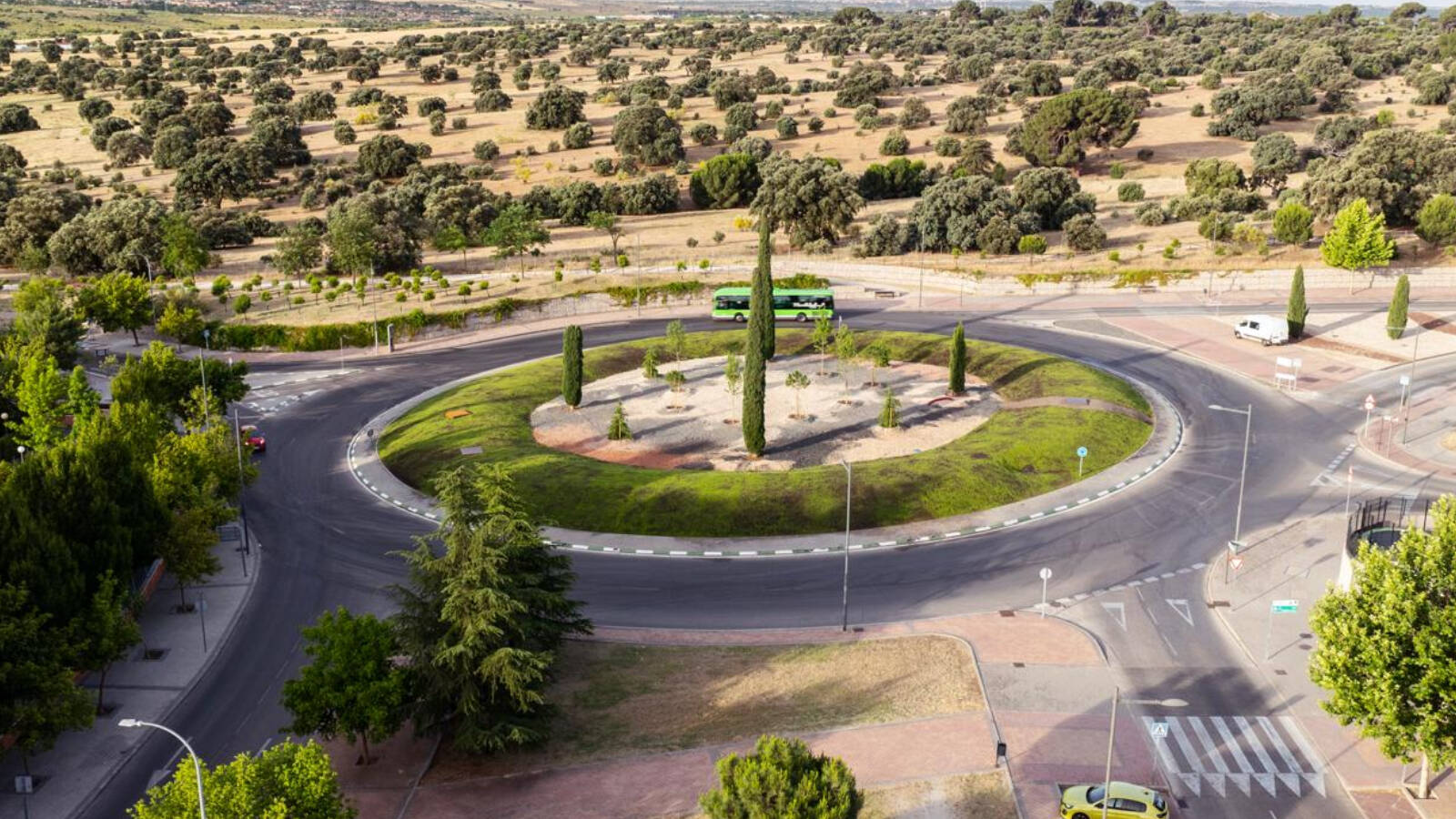 Renovada la rotonda de Condesa de Chinchón con riego y luces LED Renovada la rotonda de Condesa de Chinchón con riego y luces LED